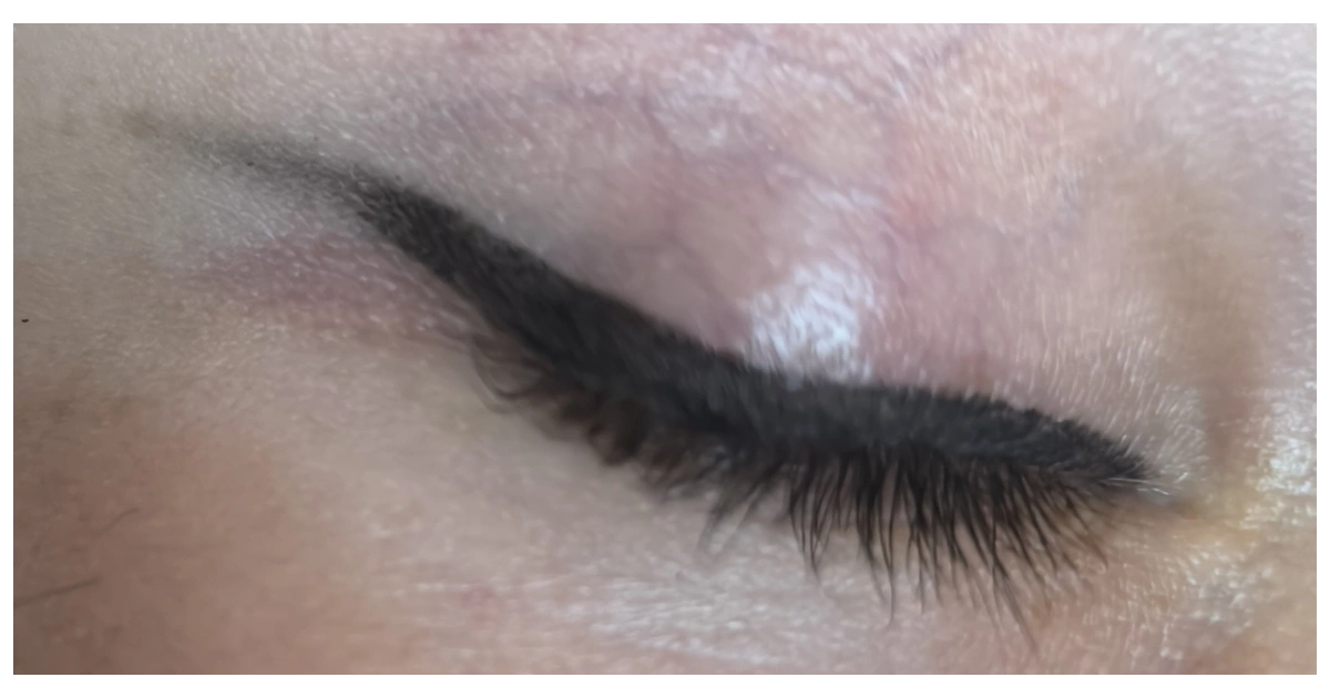 Swatch des essence Stay & Play Gel Eyeliner 01 Black.
