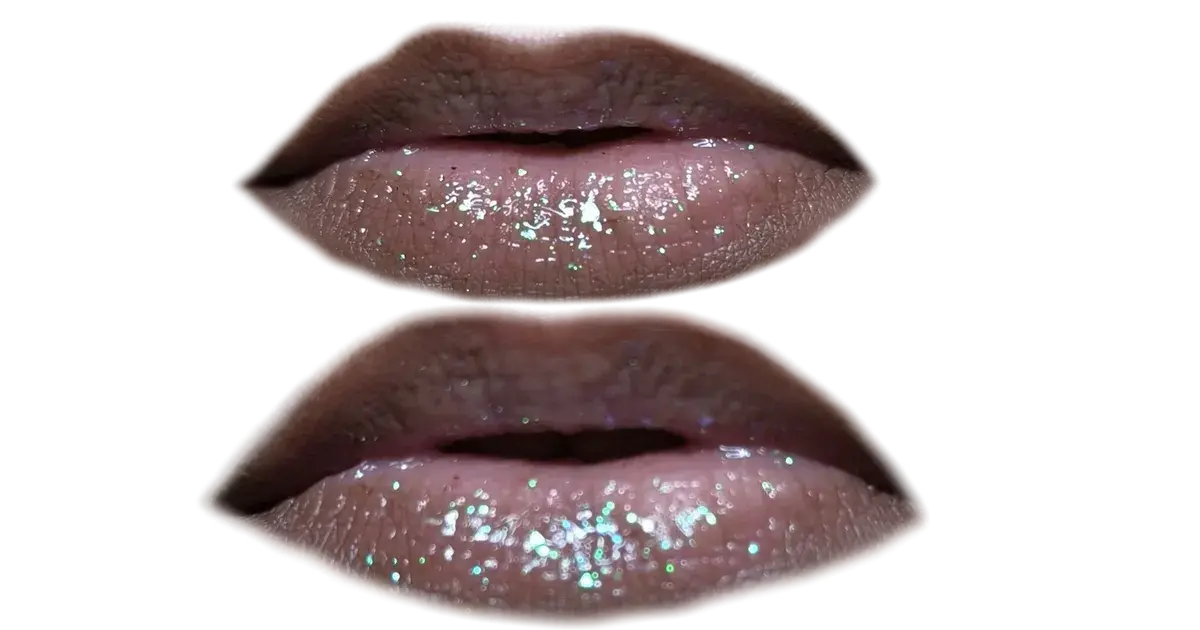 Swatch der trend !t up Gleamy Glam Topping Flakes in 010 über dem trend !t up Clean & Precise Lipliner in 675, bei direktem Licht.